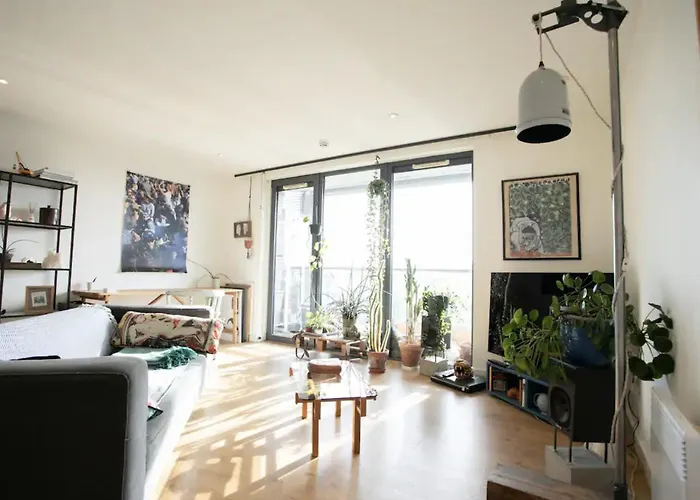 Bedroom & Dedicated Workspace In Spacious Flat