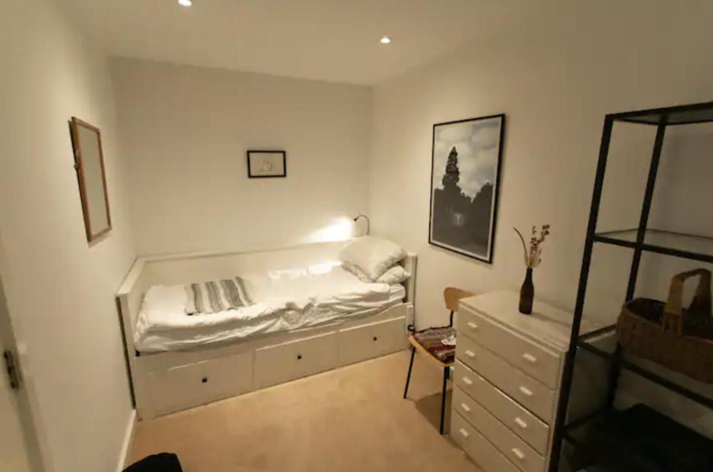 Bedroom & Dedicated Workspace In Spacious Flat