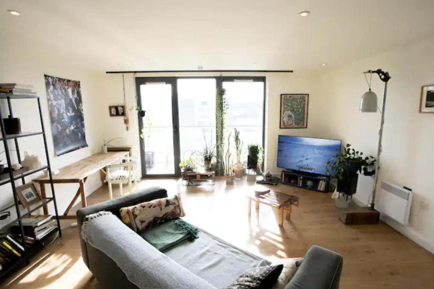 Bedroom & Dedicated Workspace In Spacious Flat London