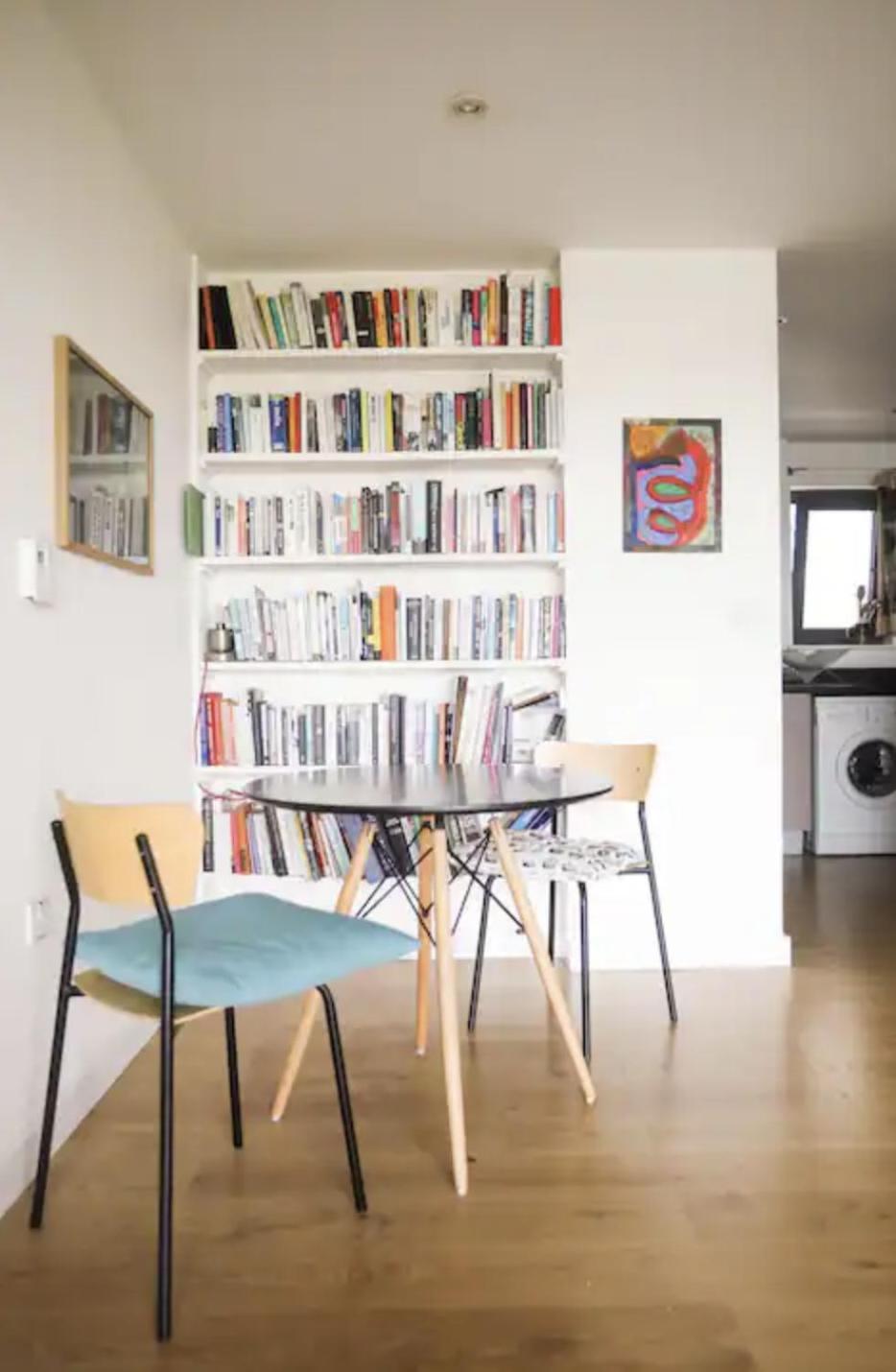 Bedroom & Dedicated Workspace In Spacious Flat Homestay