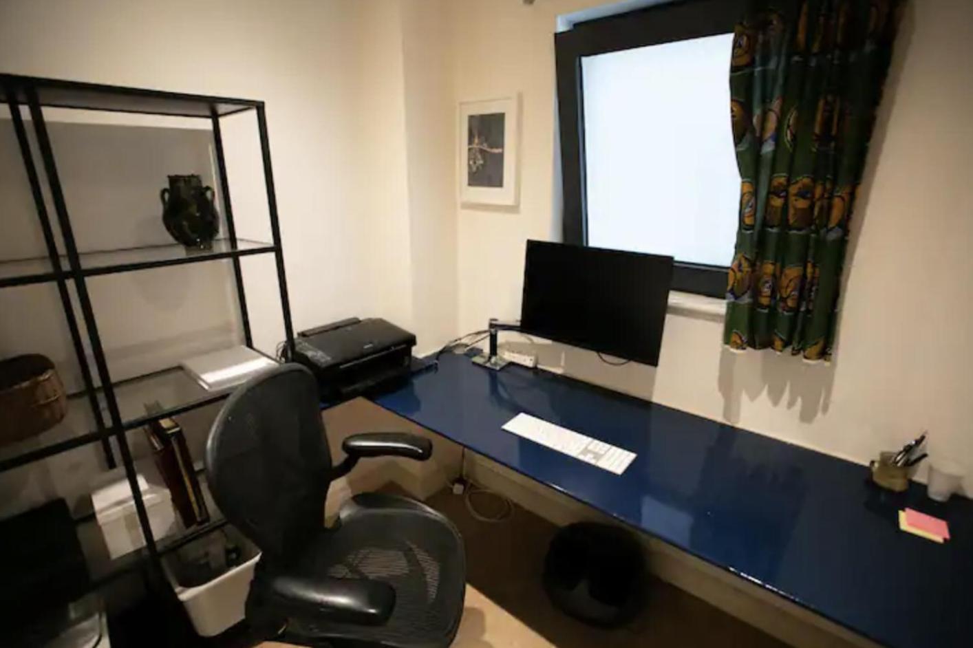 Bedroom & Dedicated Workspace In Spacious Flat Homestay