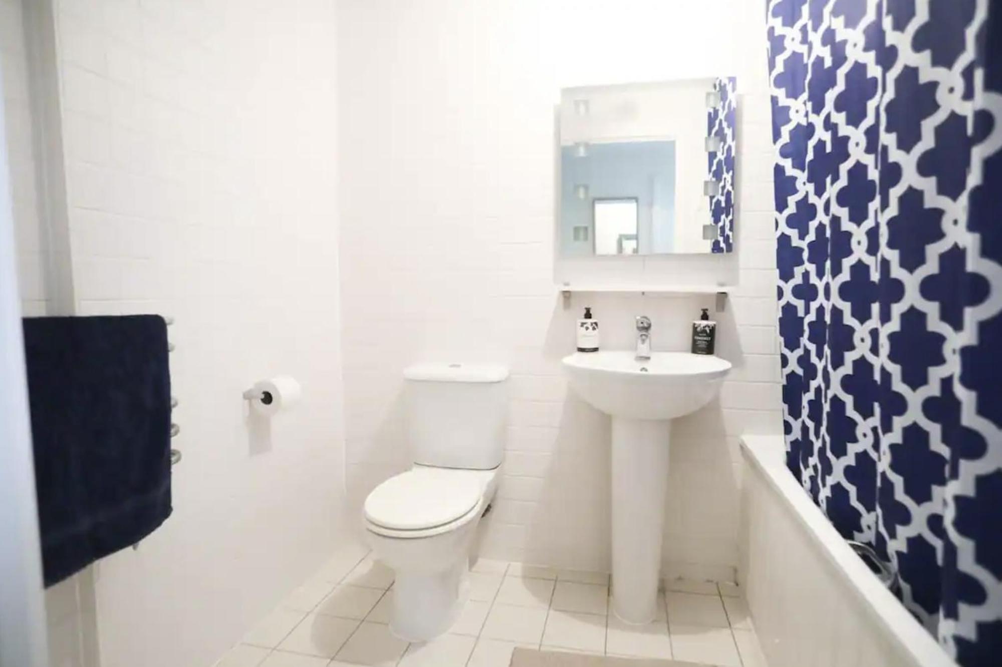 Bedroom & Dedicated Workspace In Spacious Flat Homestay *